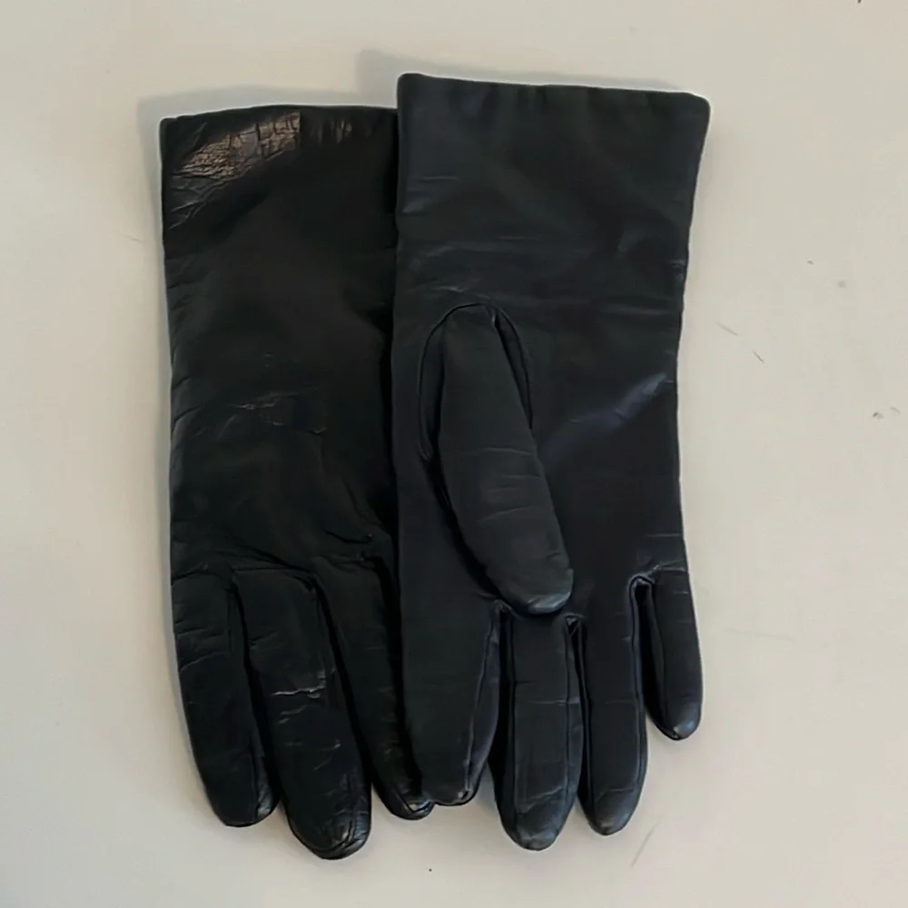 Vintage Fownes Ladies Black leather gloves.